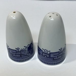 Churchill China Blue Willow salt & pepper shakers Set